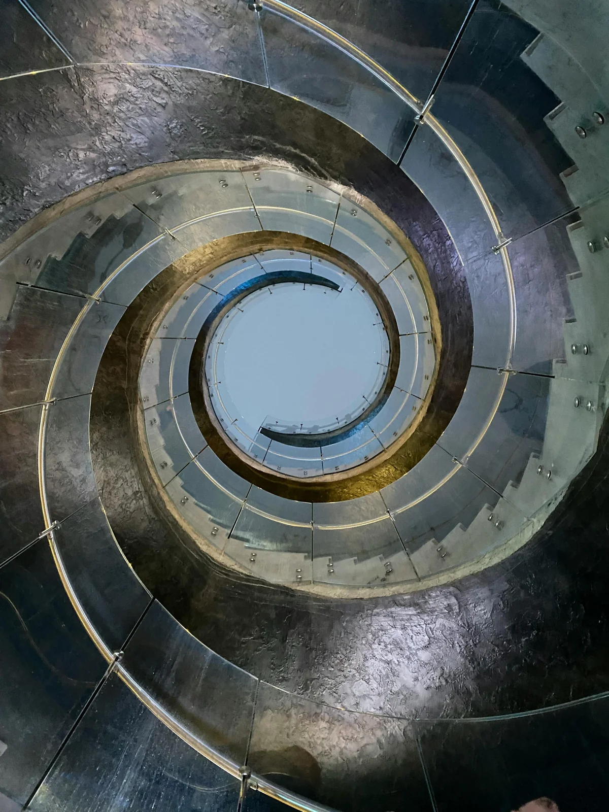 Yukarıdan görülen spiral merdivenin geometrisi ve malzeme dokusu